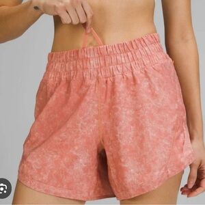 LULULEMON TRACK THAT MID RISE SHORT 5’ // SIZE 14 // GRAVEL DUST PINK SAVANAH //